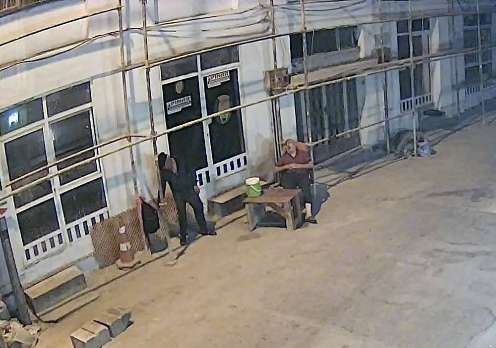 Hırsız uyuyan bekçiyi soydu