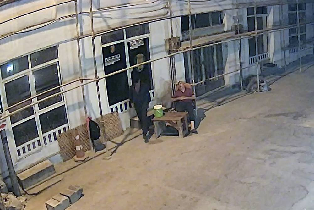 Hırsız uyuyan bekçiyi soydu