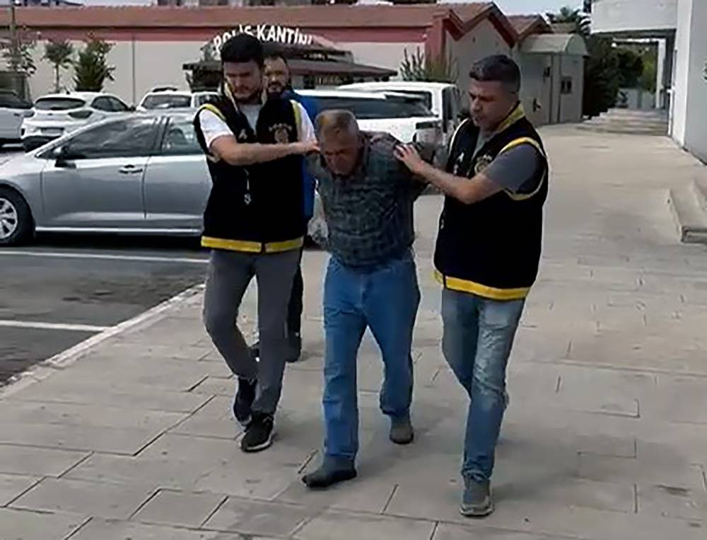 Hırsız uyuyan bekçiyi soydu