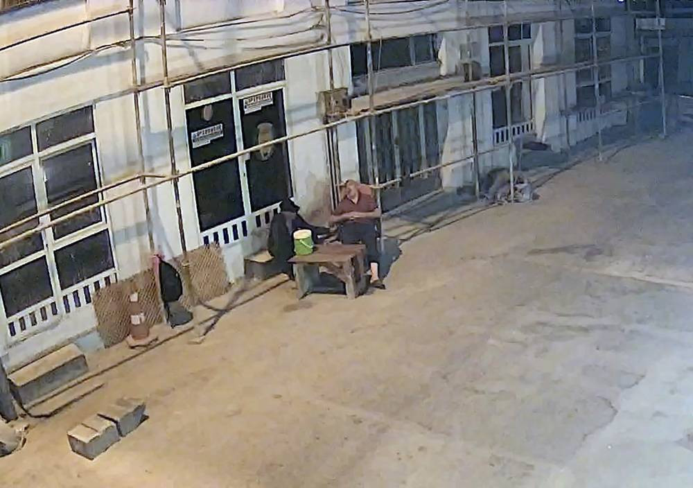 Hırsız uyuyan bekçiyi soydu