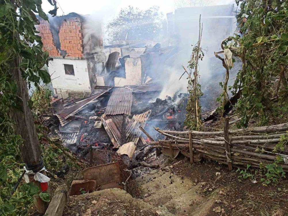 Karşıköy’de alevler yükseldi: 4 ev küle döndü! Görüntüler şoke etti