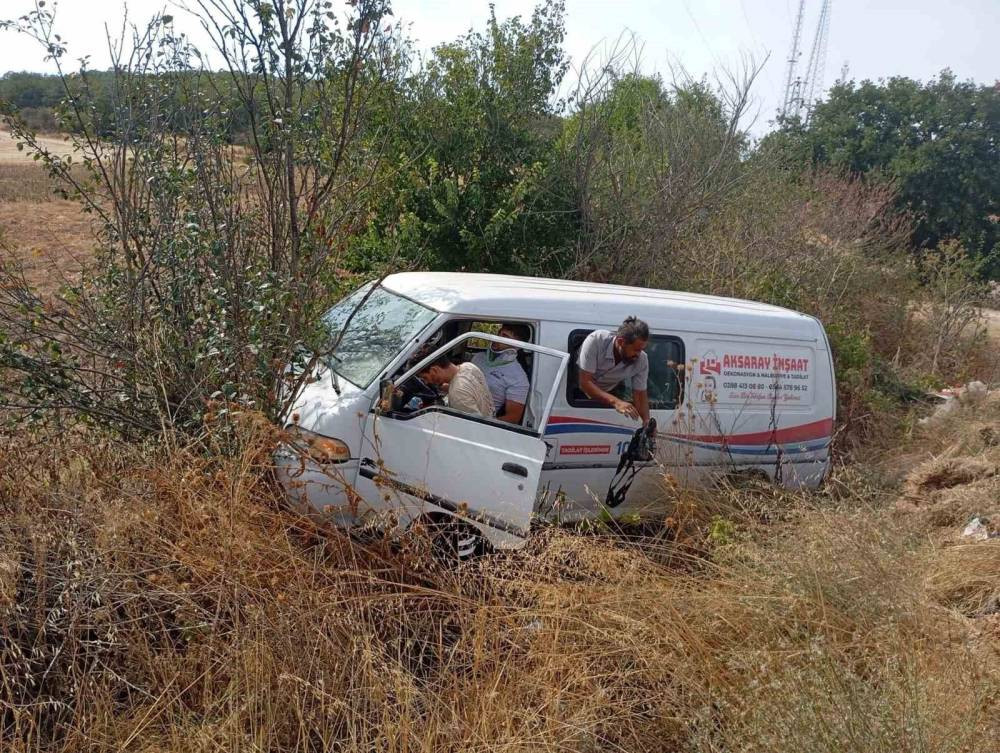 Pınarhisar’da panelvan araç şarampole uçtu: 2 yaralı