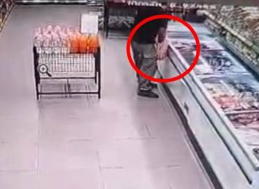 Marketten kavurma çaldılar! Kameraya yakalandılar