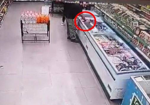 Marketten kavurma çaldılar! Kameraya yakalandılar