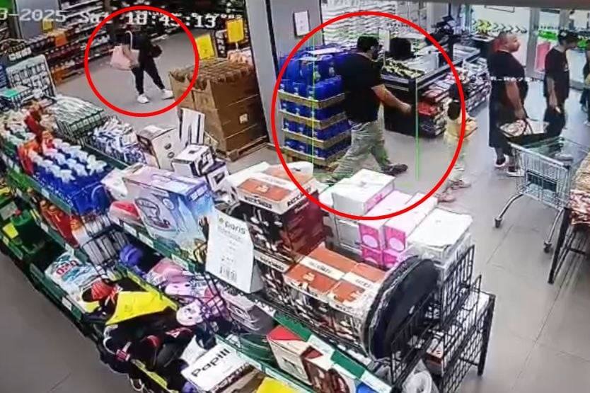 Marketten kavurma çaldılar! Kameraya yakalandılar