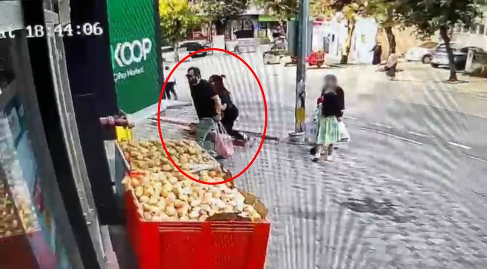 Marketten kavurma çaldılar! Kameraya yakalandılar