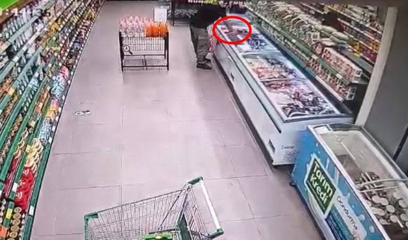 Marketten kavurma çaldılar! Kameraya yakalandılar