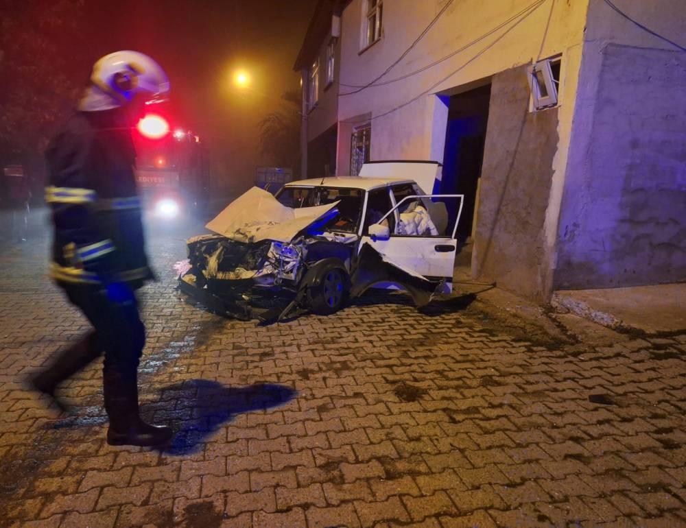 Özalan Köyü’nde acı olay! Otomobil römorka çarptı: Sürücü öldü, ağabeyi ağır yaralı