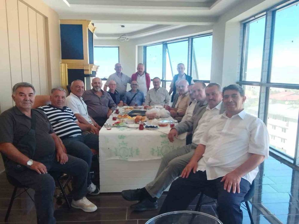 42 yıl önce birlikte askerlik yapan tertipler Erzurum’da buluştu