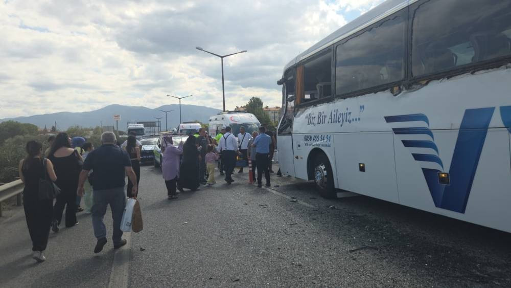 Bursa'da otobüs, TIR’a çarptı! Yaralılar var