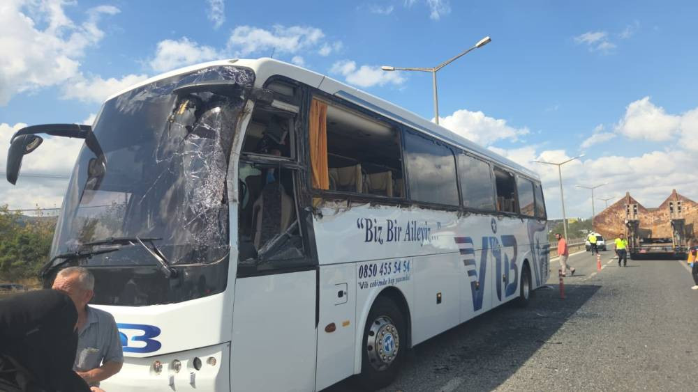 Bursa'da otobüs, TIR’a çarptı! Yaralılar var