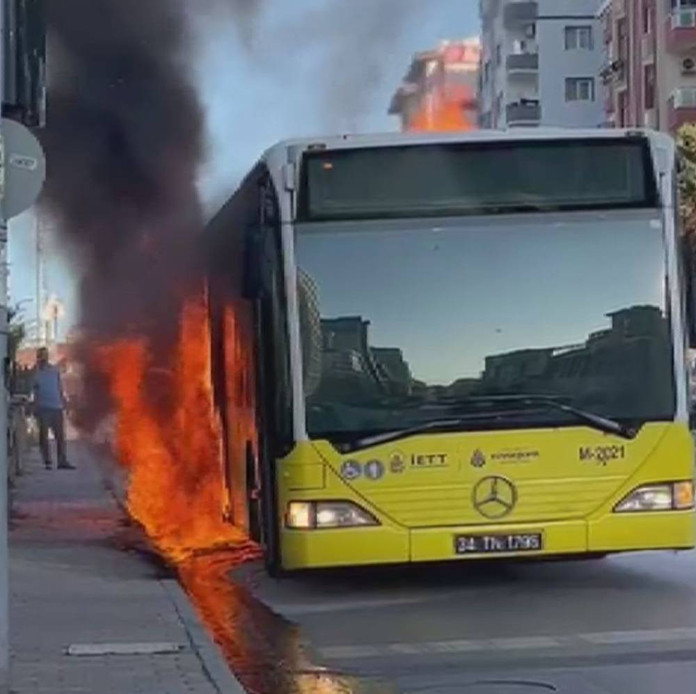 İETT otobüsü alev topuna döndü! Yolcular son anda kurtarıldı