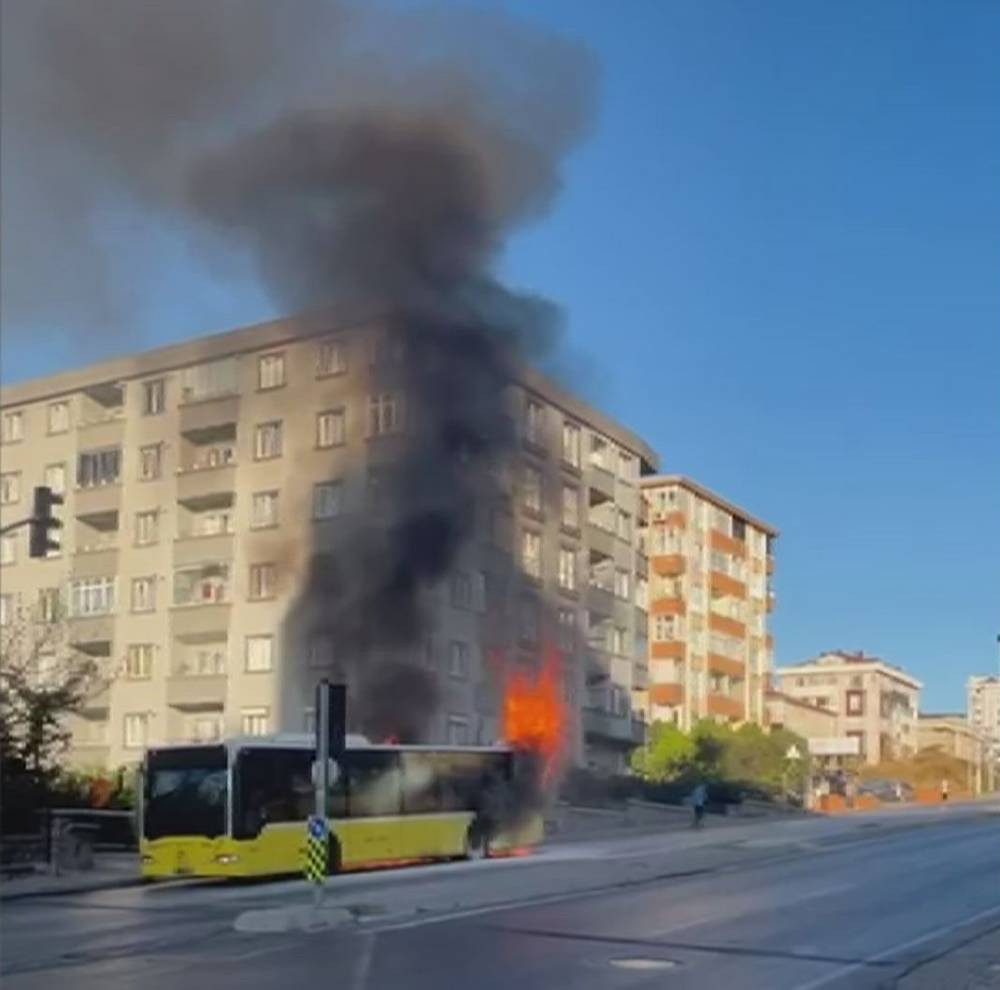 İETT otobüsü alev topuna döndü! Yolcular son anda kurtarıldı