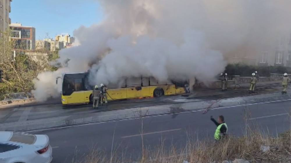İETT otobüsü alev topuna döndü! Yolcular son anda kurtarıldı