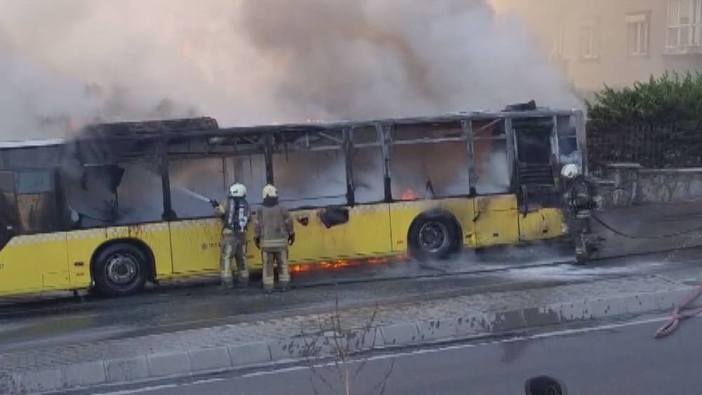 İETT otobüsü alev topuna döndü! Yolcular son anda kurtarıldı