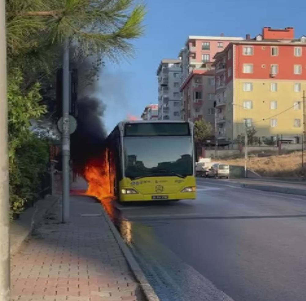 İETT otobüsü alev topuna döndü! Yolcular son anda kurtarıldı