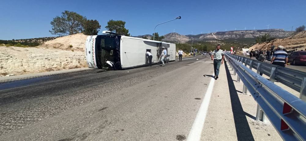 Mersin’de yolcu otobüsü kamyon ile çarpıştı! Ölü ve yaralılar var