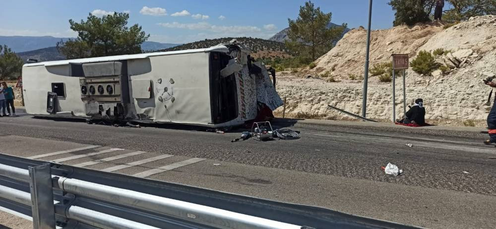 Mersin’de yolcu otobüsü kamyon ile çarpıştı! Ölü ve yaralılar var
