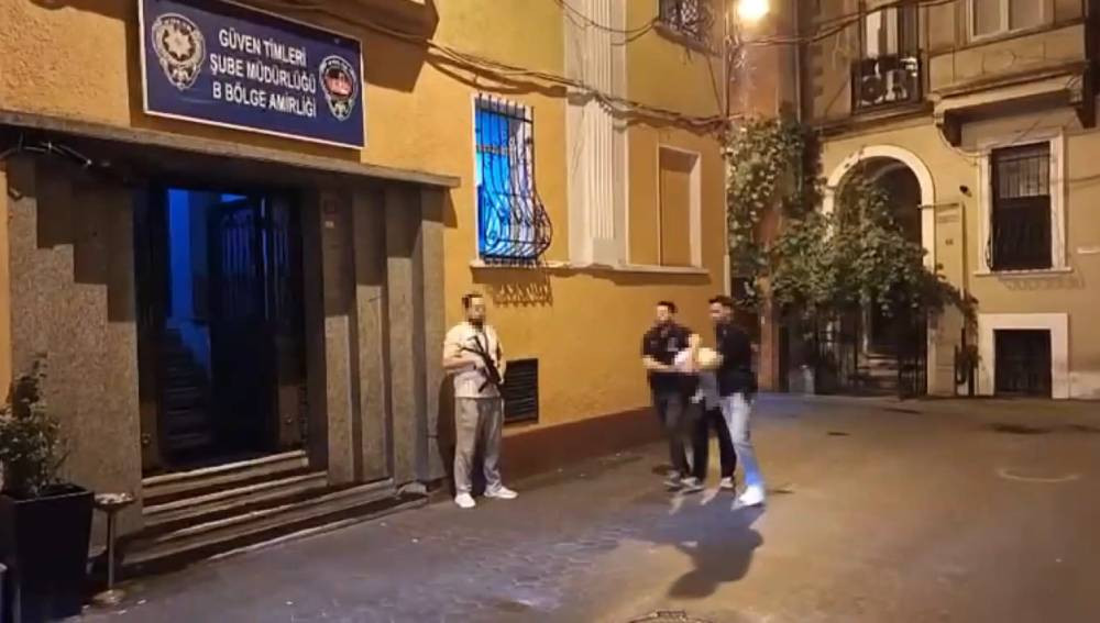 Taksim’de nefes kesen kovalamaca! Kadın hırsızın peşini bırakmadı