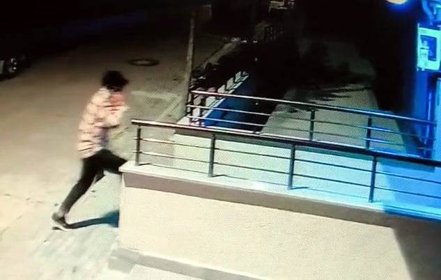 Avcılar’da çifte hırsızlık! Saniyeler içinde söküp aldı