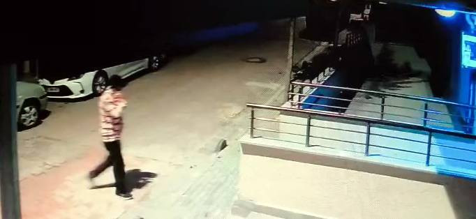 Avcılar’da çifte hırsızlık! Saniyeler içinde söküp aldı