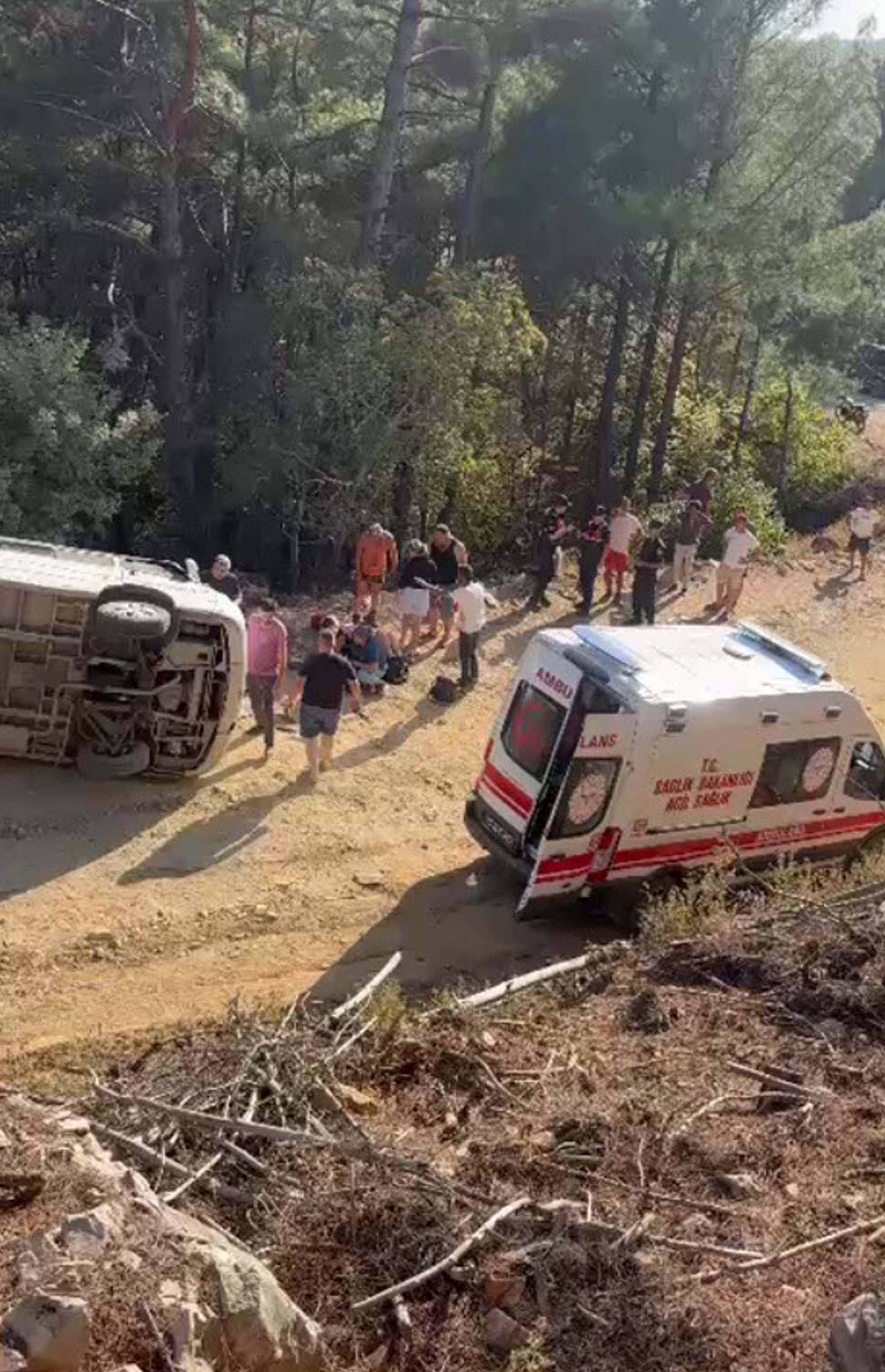kazdagi-milli-parkinda-facia-aglayan-camda-tur-minibusu-devrildi-11-kisi-hastanelik-yenicag-6.jpg