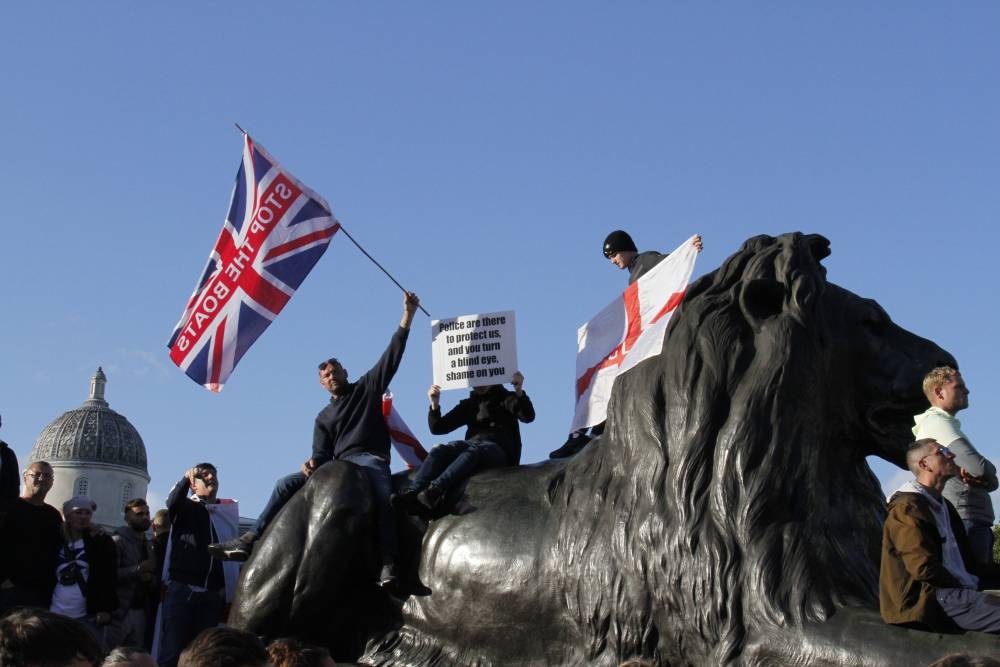 Londra savaş alanına döndü! Çok sayıda polis yaralı