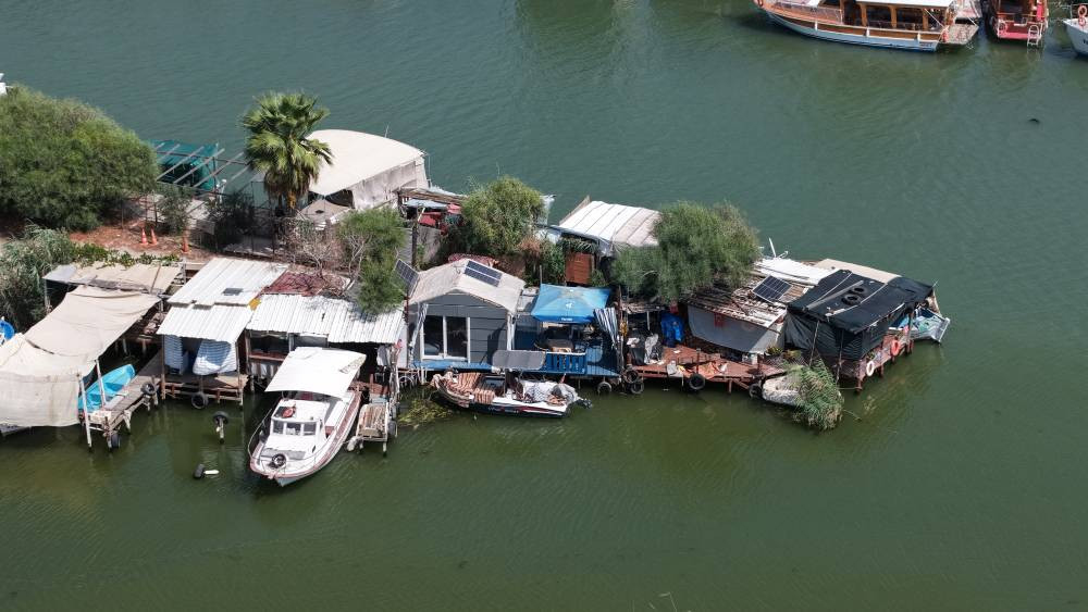 Antalya’da ‘Acısu Nehir’ kıyısında kaçak krallık! Fuhuş iddiaları ile gündeme geldi