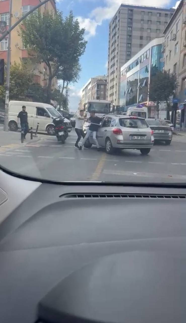 İstanbul’da yol verme kavgası! Sopalı saldırıya misilleme gaz