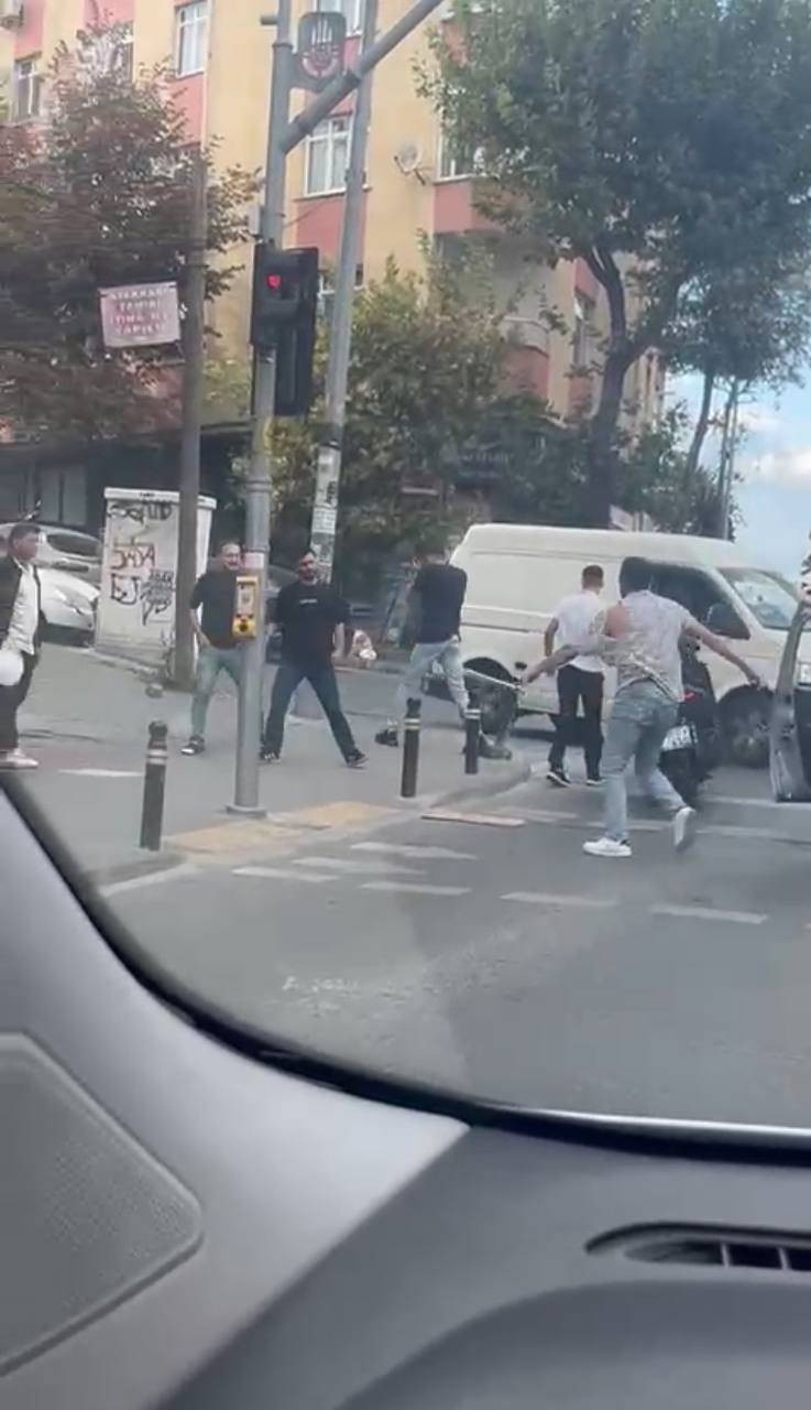 İstanbul’da yol verme kavgası! Sopalı saldırıya misilleme gaz