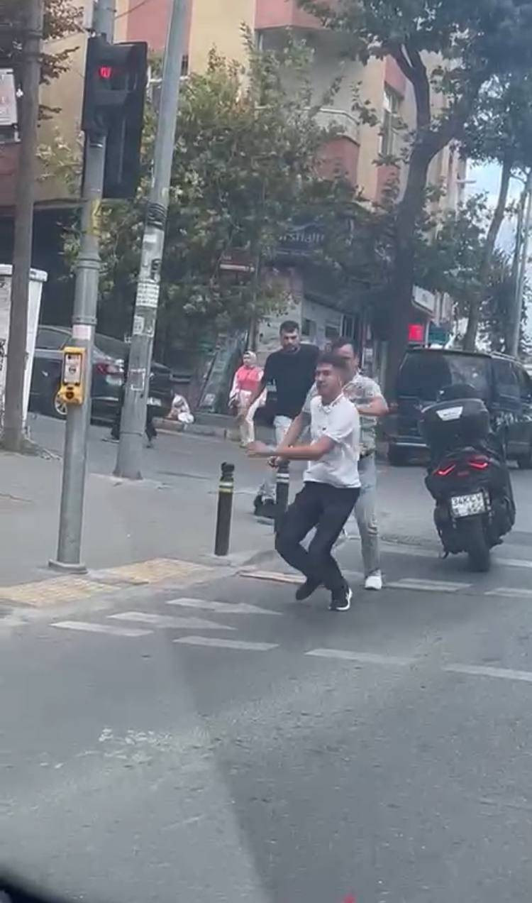 İstanbul’da yol verme kavgası! Sopalı saldırıya misilleme gaz