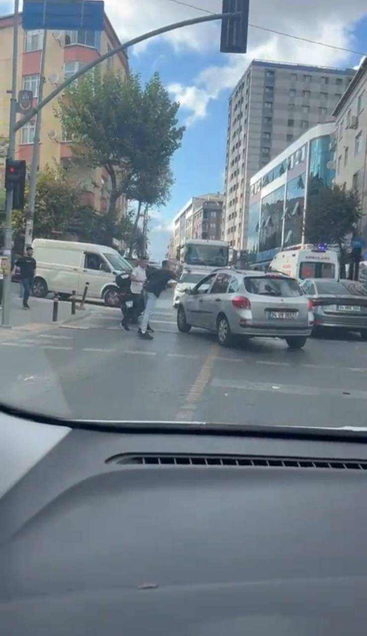İstanbul’da yol verme kavgası! Sopalı saldırıya misilleme gaz