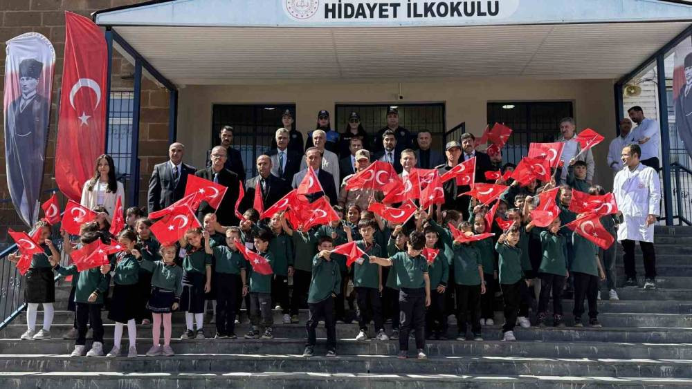 Minik öğrenciler Tatvan’da yeni eğitim yılına 'merhaba' dedi