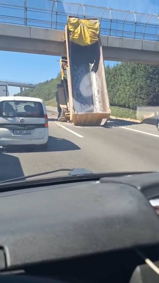 TEM’de damper şoku! TIR sürücüsü yaralandı