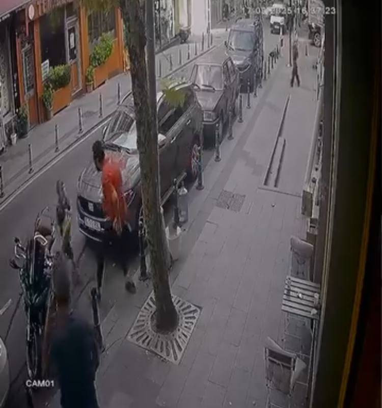 Bayrampaşa’da feci kaza: Yola atlayan çocuğa otomobil çarptı!