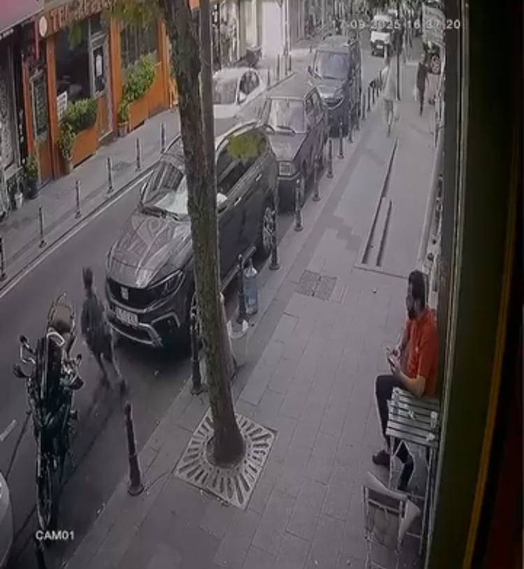 Bayrampaşa’da feci kaza: Yola atlayan çocuğa otomobil çarptı!
