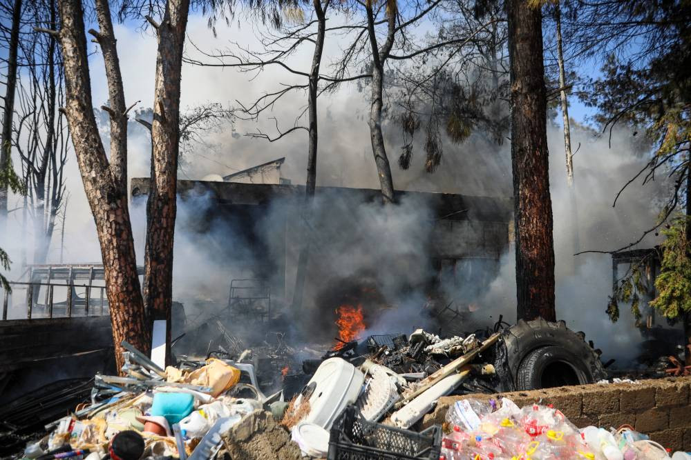 Yangında her şeyi kaybetti! İtfaiyeye su taşıdı