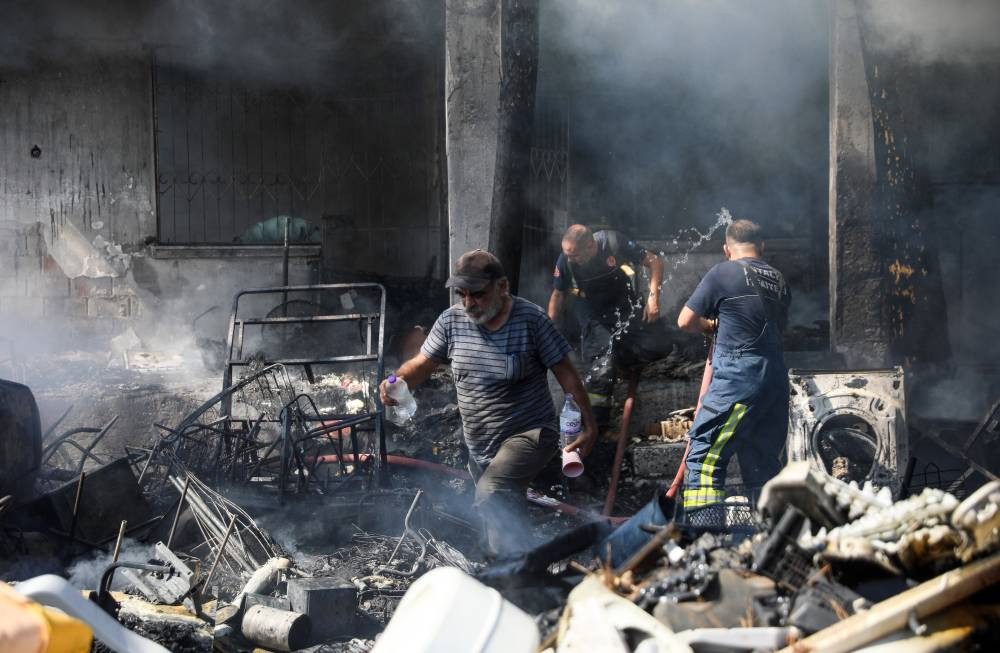 Yangında her şeyi kaybetti! İtfaiyeye su taşıdı