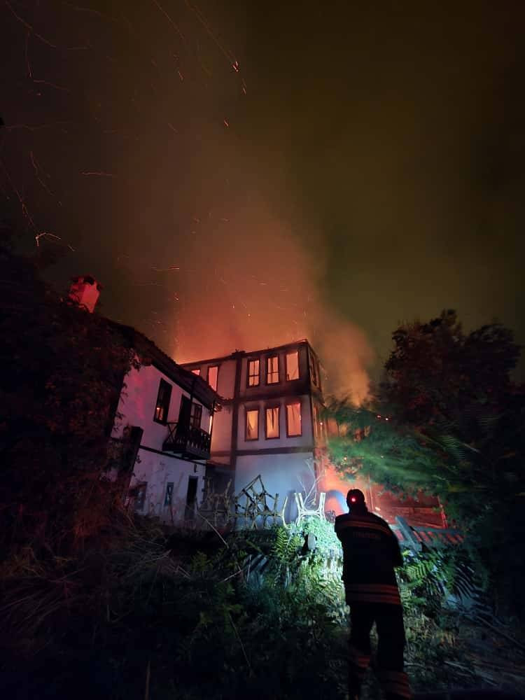 Osmanlı Konağı alev alev yandı! Tarihi eser küle döndü