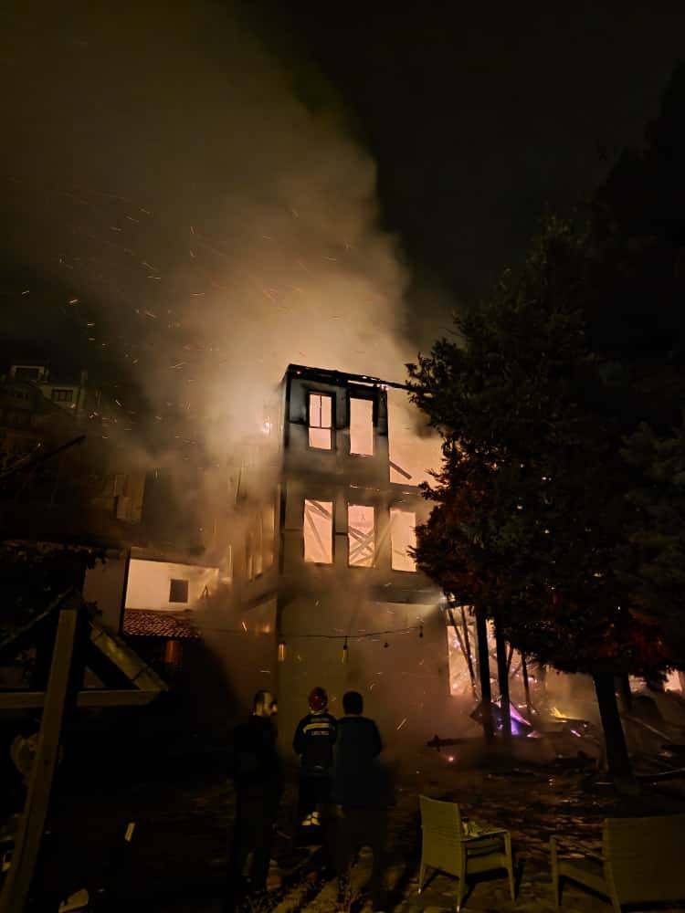 Osmanlı Konağı alev alev yandı! Tarihi eser küle döndü