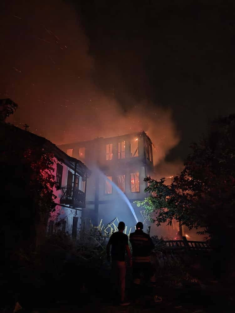 Osmanlı Konağı alev alev yandı! Tarihi eser küle döndü