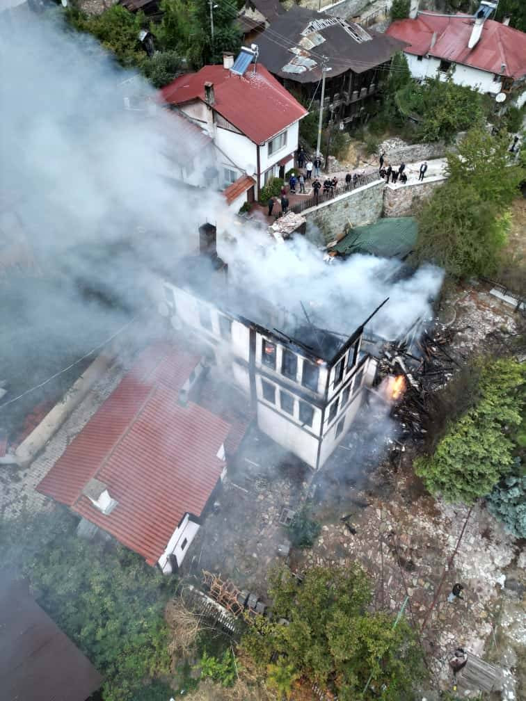 Osmanlı Konağı alev alev yandı! Tarihi eser küle döndü