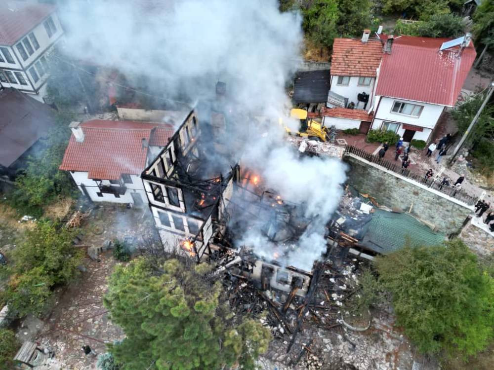 Osmanlı Konağı alev alev yandı! Tarihi eser küle döndü