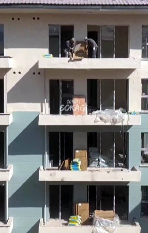 Görüntüyle yakalandılar! İşlerine son verildi: Sağlam seramikleri balkondan attılar