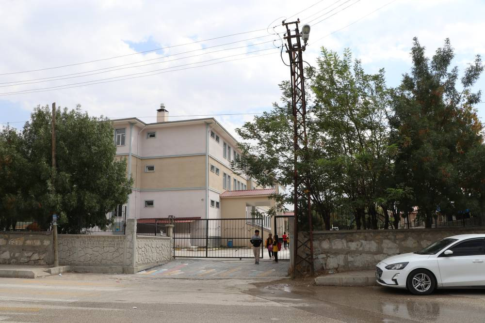 Van’da okul basan genç 2 öğretmeni sınıfta bıçakladı! Çığlık sesleri eğitim yuvasında yankılandı: Öğrencilerin gözleri önünde oldu