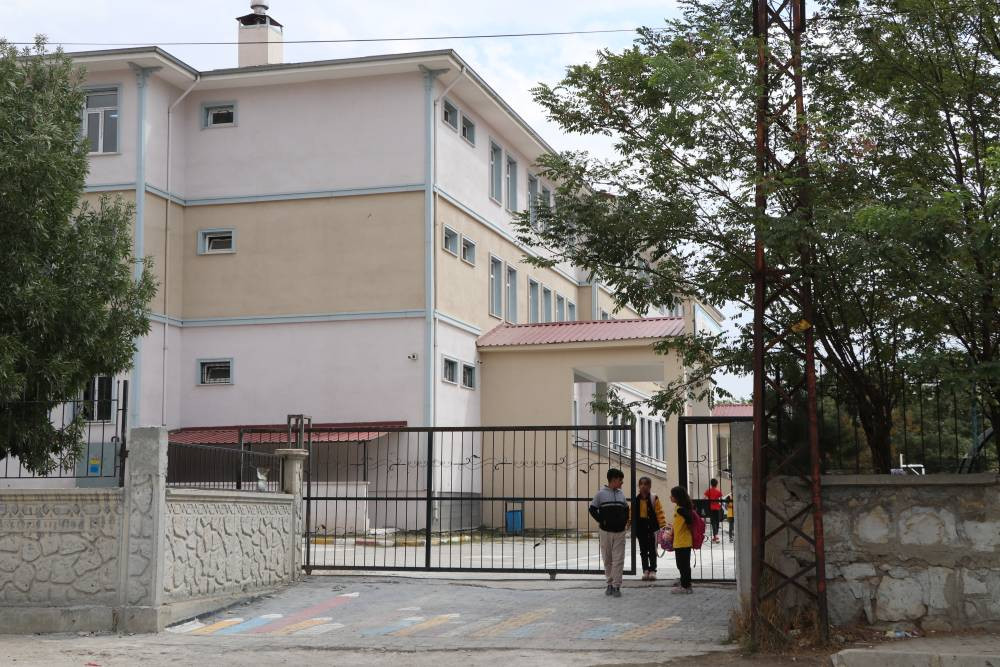 Van’da okul basan genç 2 öğretmeni sınıfta bıçakladı! Çığlık sesleri eğitim yuvasında yankılandı: Öğrencilerin gözleri önünde oldu