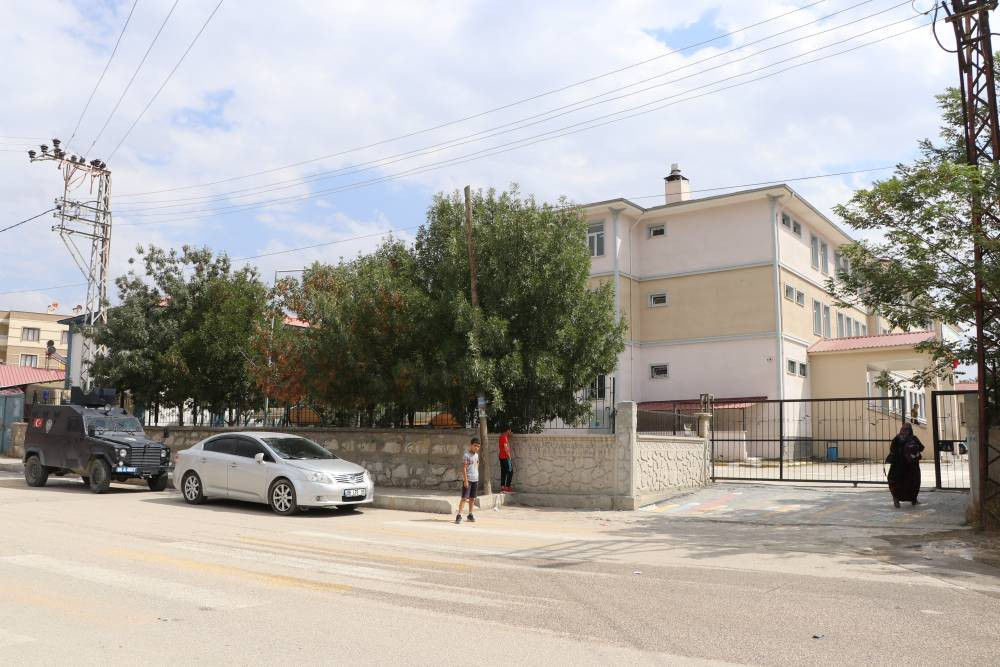 Van’da okul basan genç 2 öğretmeni sınıfta bıçakladı! Çığlık sesleri eğitim yuvasında yankılandı: Öğrencilerin gözleri önünde oldu