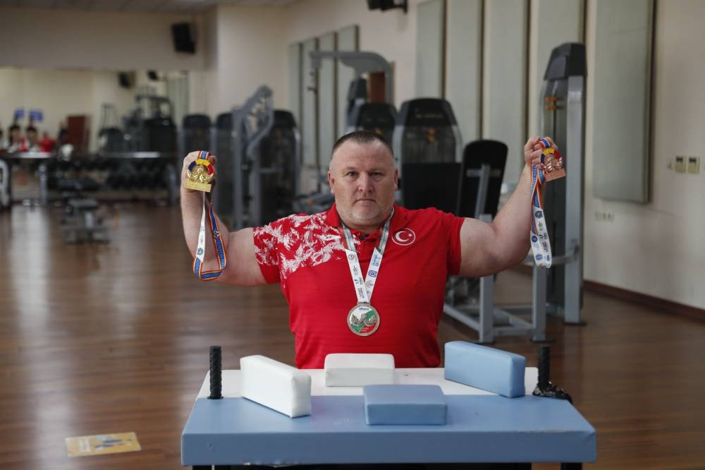 Bağcılar Belediyesi sporcuları Bilek Güreşi Dünya Şampiyonası’ndan başarıyla döndü