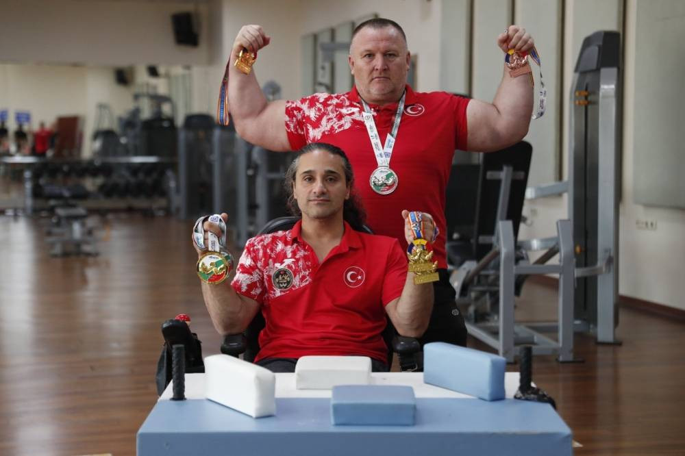 Bağcılar Belediyesi sporcuları Bilek Güreşi Dünya Şampiyonası’ndan başarıyla döndü