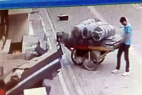 El arabalı soyguncu! Gün ortasında arkasına bakmadan aldı gitti